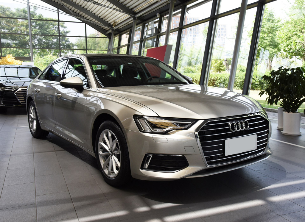 奥迪a6l乞丐版内饰,预算不到四十买啥车