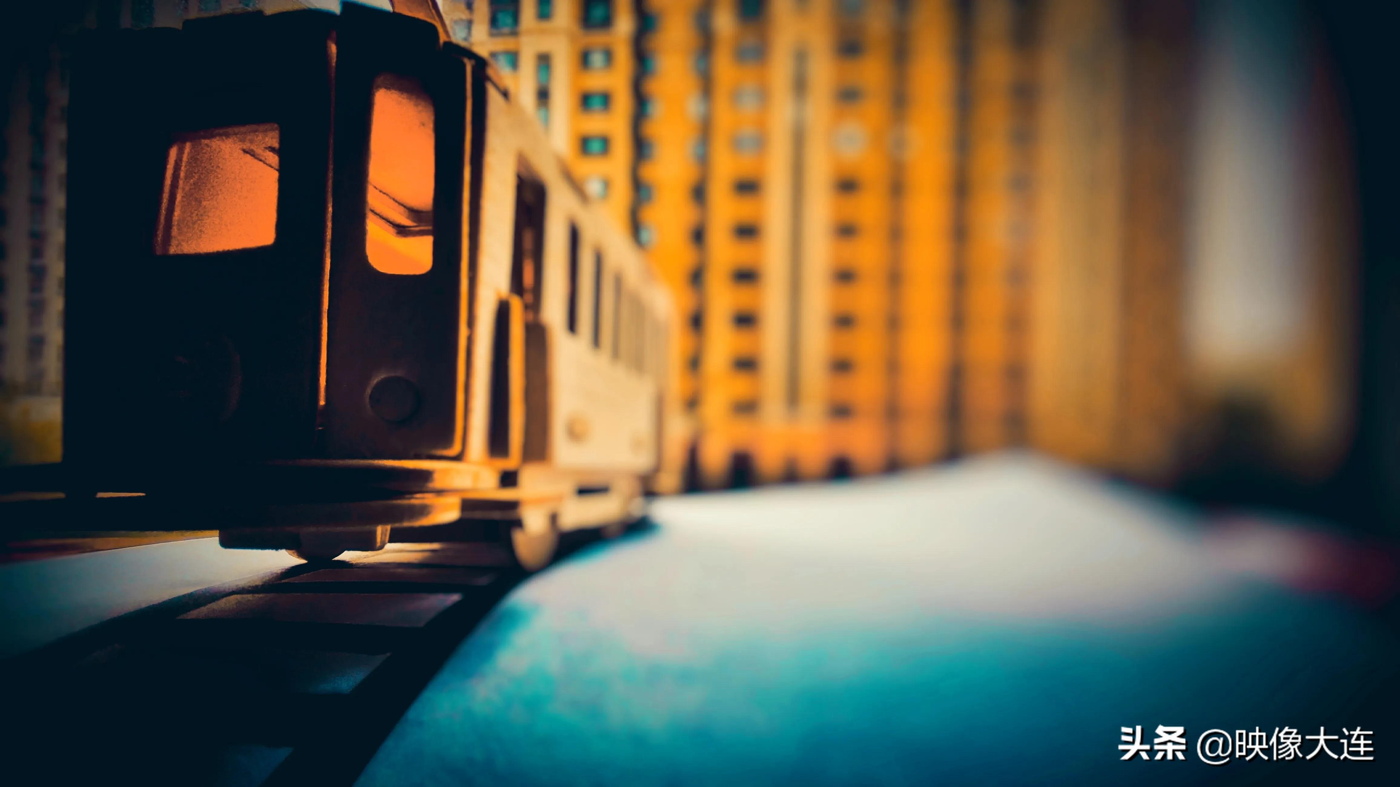 晒一张自己和图书的创意照片,创意照片是用什么软件制作