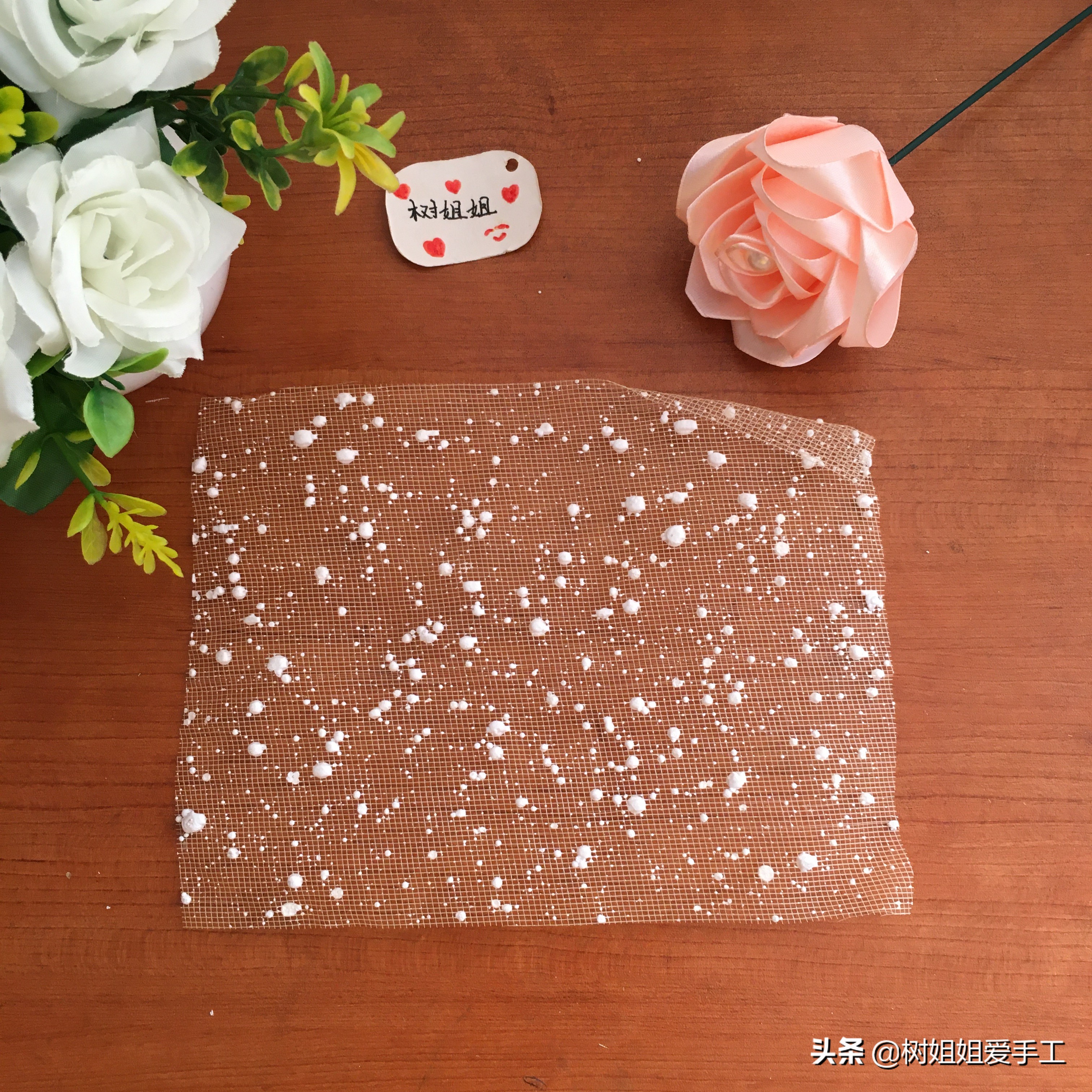 渐变玫瑰花钩织手捧花束包装教程,正方形的纸一束玫瑰花的包装方法