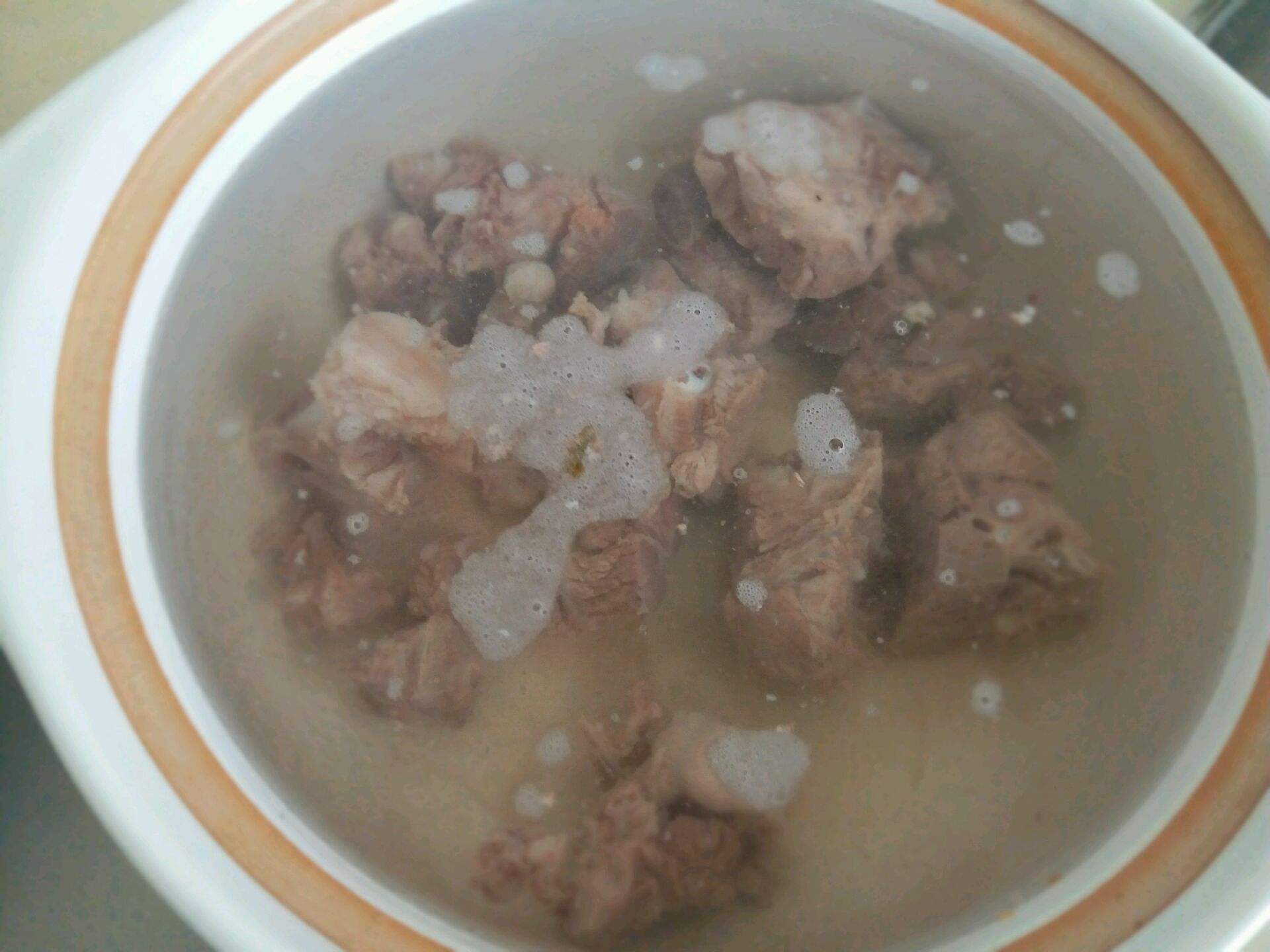 炖排骨汤要不要焯水,炖排骨汤焯水过后还放不放料酒