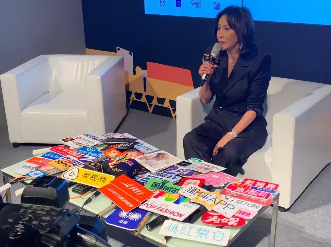 和刘嘉玲陈伟霆在上海时装周上聊个天，是什么体验？