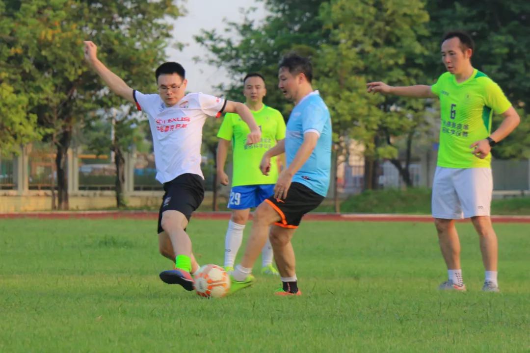 当足球之乡球队与广州高校校友冠军“激情相遇”,你更支持谁?
