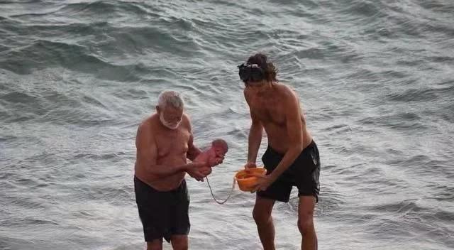 最强产妇走红,下海游个泳顺便把娃生了,网友:公公接生?