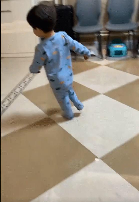 张柏芝晒与儿子张礼承母子合照,张柏芝三胎事件始末