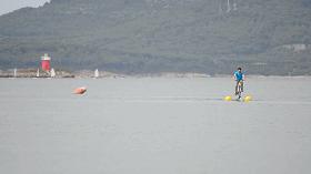 能让自行车下水“游泳”的神奇背包，解锁乘风破浪新玩法，太溜了