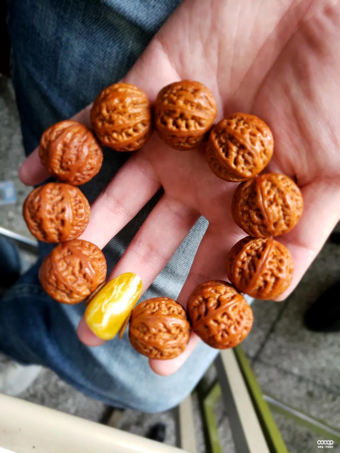 小核桃手串有黄还值得玩吗,为什么玩小核桃手串的少