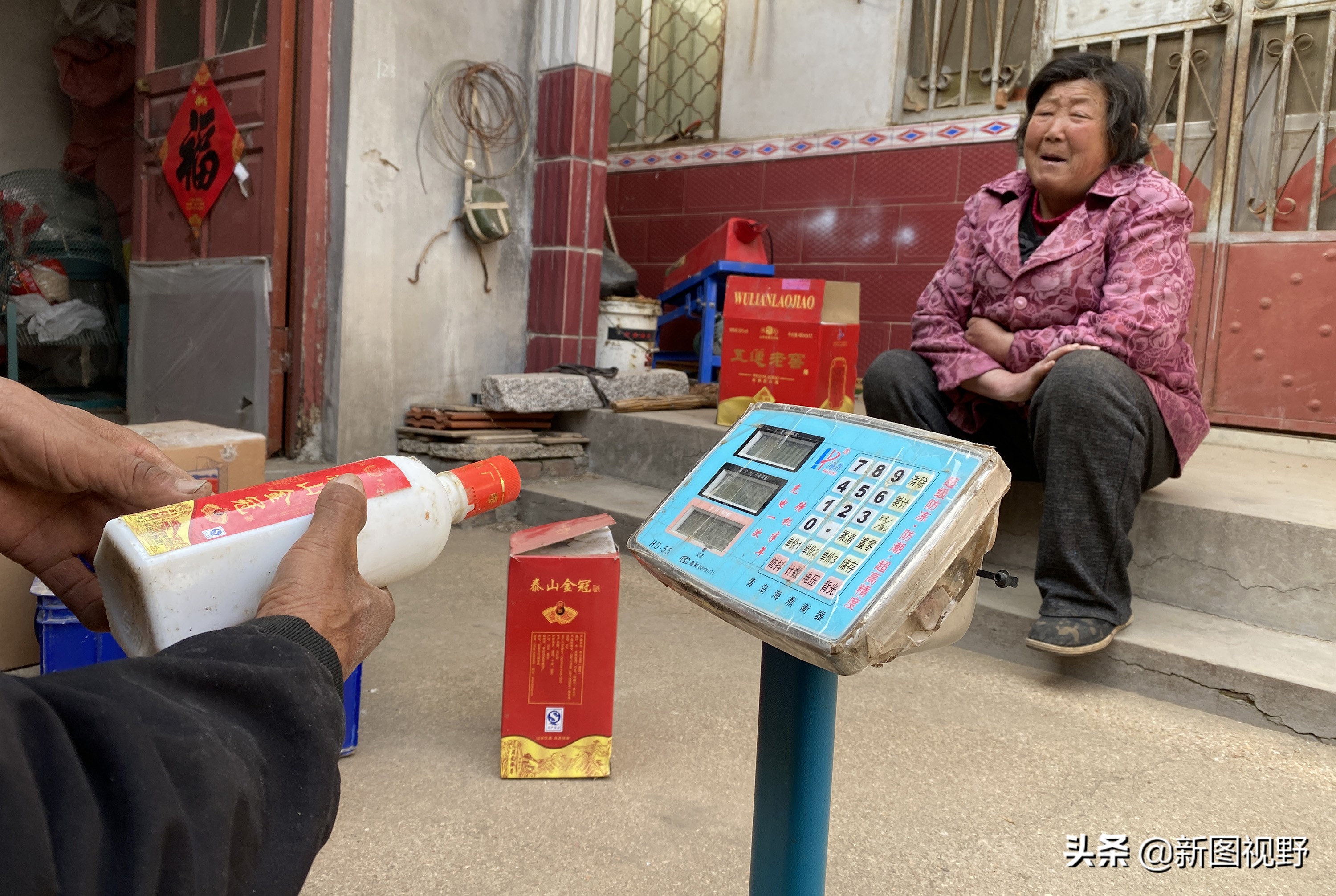 山村游玩，200元买大爷两箱“老酒”，帮我鉴定下是否中奖了