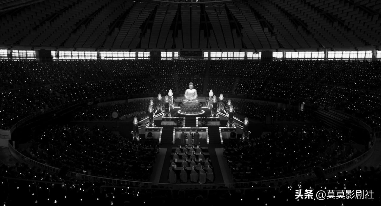 为何他眼睑低垂，是佛还是娼妓——《大佛普拉斯》的黑色幽默