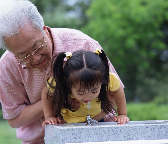孙子和外孙哪个更孝顺,孙子跟外孙的血缘谁更亲