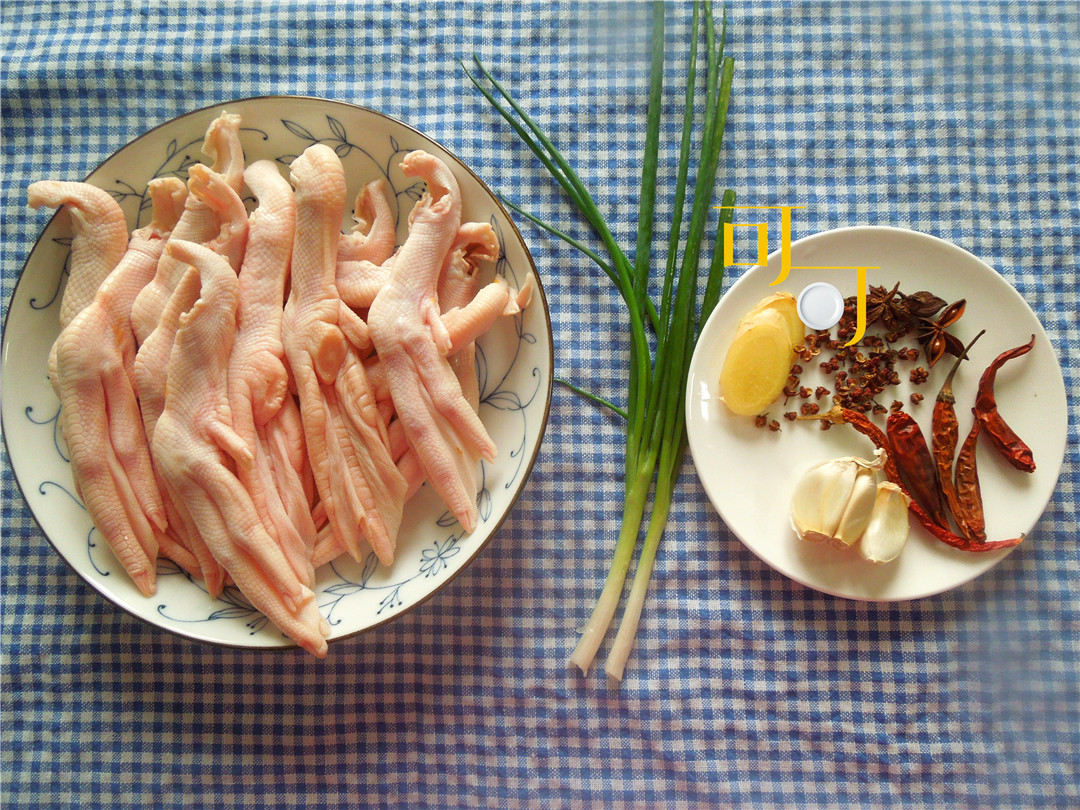 卤鸭掌当下酒菜很下饭,香辣无骨鸭掌一串