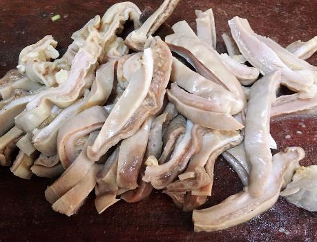 煮猪肚汤猪肚需要过水吗,猪肚放什么煮最好