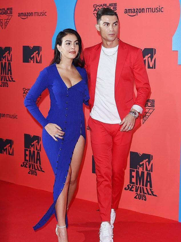 c罗前女友伊莲娜吊带裙,c罗的未婚妻乔治娜的照片