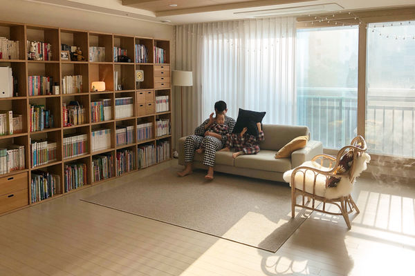 适合一家四口的书房式客厅 (五口之家客厅书房一体设计)