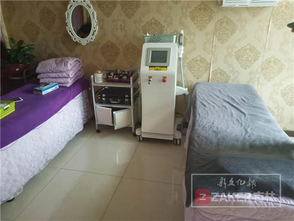 为变美做整容手术,女孩为变美注射玻尿酸