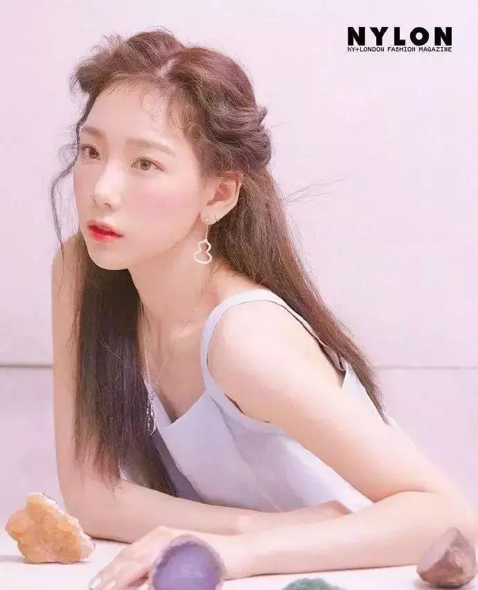 泰妍奚梦瑶,奚梦瑶穿miumiu黑钻吊带裙