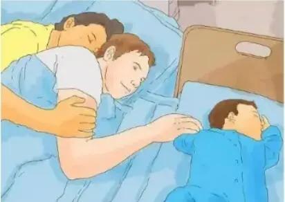 一不留神宝宝爬到床底,宝宝不注意趴在枕头上多久会死亡