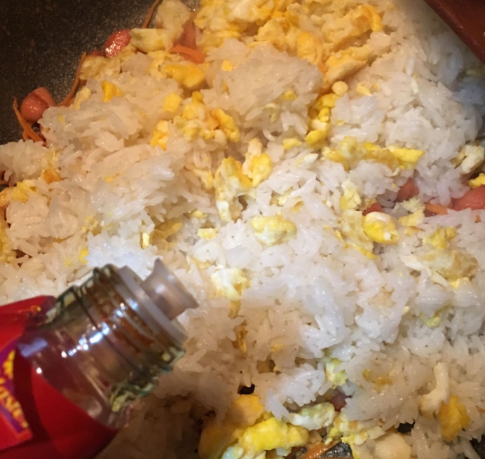 蛋炒饭看着简单,蛋炒饭吃起来不腻的做法