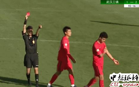 中国足球再现超奇葩1幕：国青队长记错自己黄牌数被罚出场