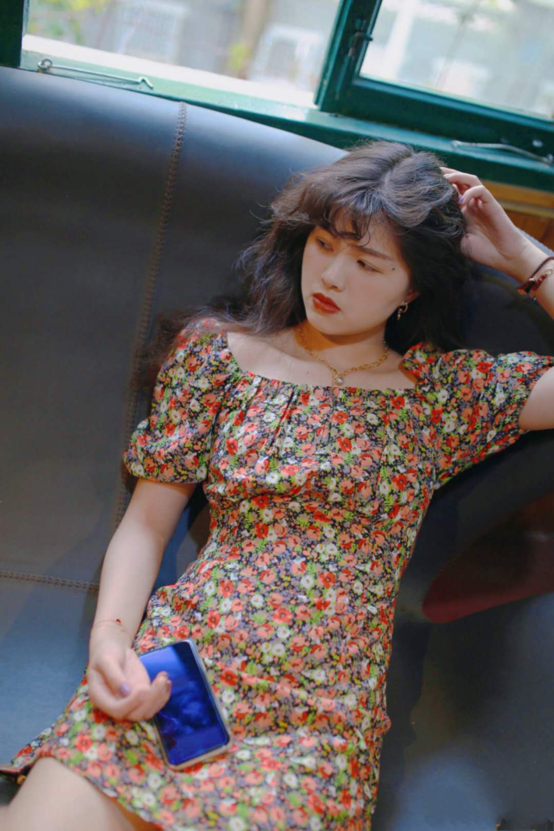 碎花裙显瘦款式怎么搭配,大碎花裙和小碎花裙哪个显年轻