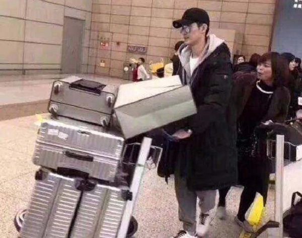 张翰明星机场安检,明星机场张翰