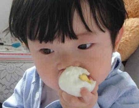 小男孩吃鸡蛋中毒身亡,4岁男孩吃鸡蛋后呕吐