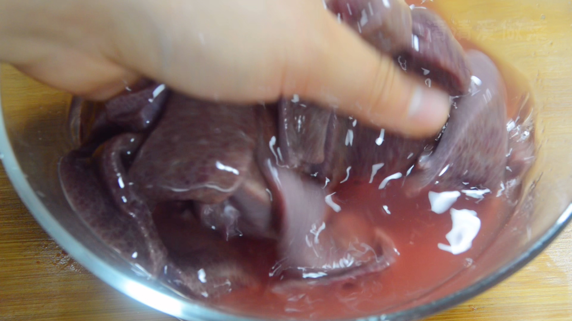 猪肝只用水洗就错了，等于吃毒素，50万大厨教你一招，毒素全跑光