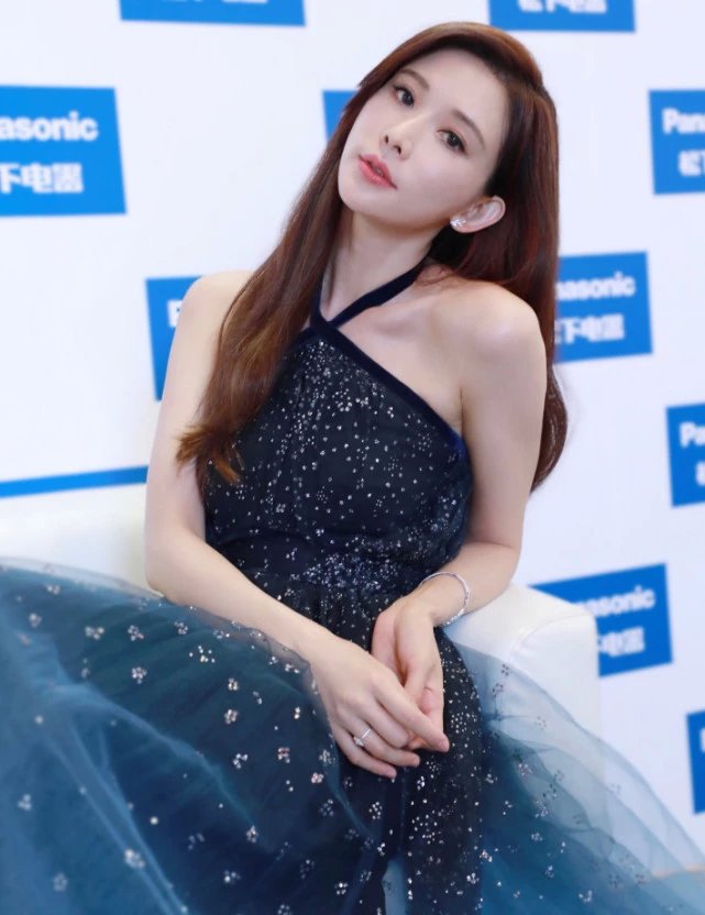 二十不惑关晓彤和志玲比较,林志玲关晓彤同一件穿搭