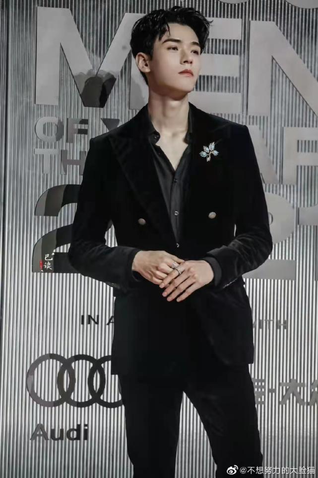 gq盛典蔡徐坤迪丽热巴内场 (gq盛典迪丽热巴蔡徐坤同框)