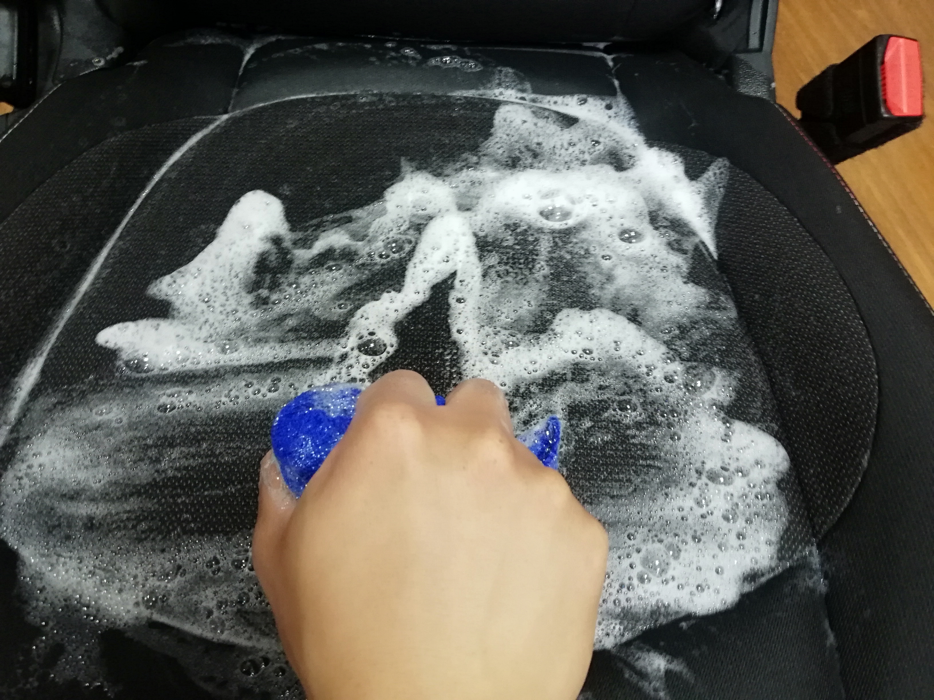 饮料倒在汽车座椅上怎么办,车后座饮料倒了怎么办