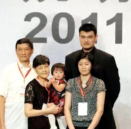 姚明与女儿姚沁蕾最近打球视频,姚明12周岁的女儿姚沁蕾身高