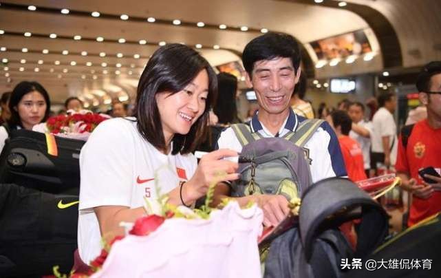 女足回国球迷热情接机老兵,女足丢5球教练贾秀全