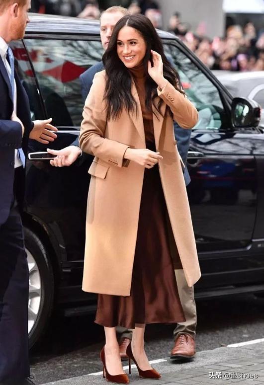 梅根穿的什么牌子高跟鞋,梅根王妃尖头红底高跟鞋图片