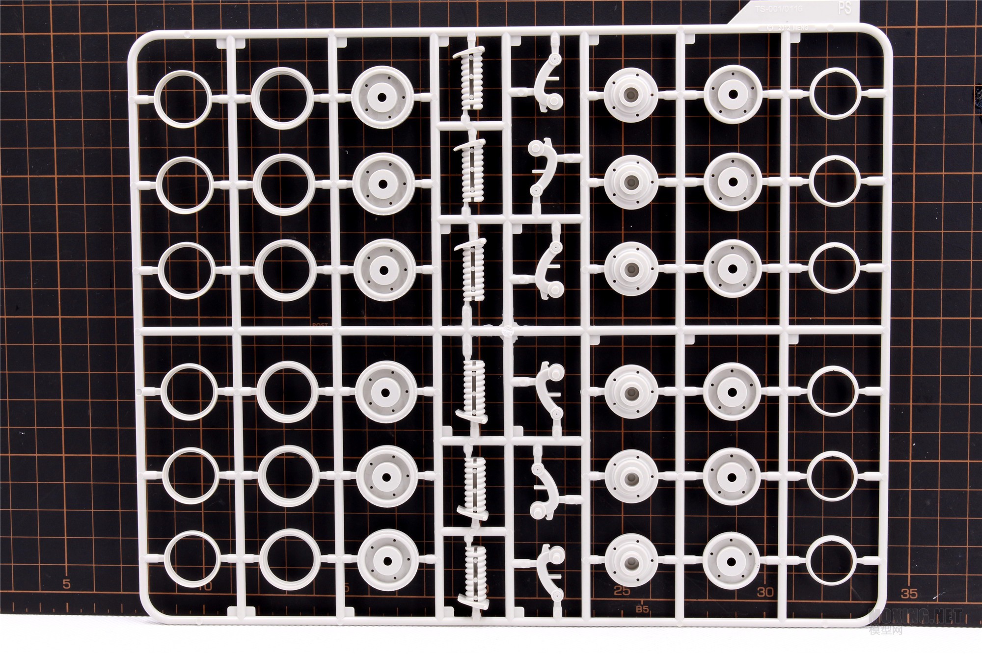 MENG,SS-018-1/35以色列“雌虎”重型装甲运输车-简介与开盒