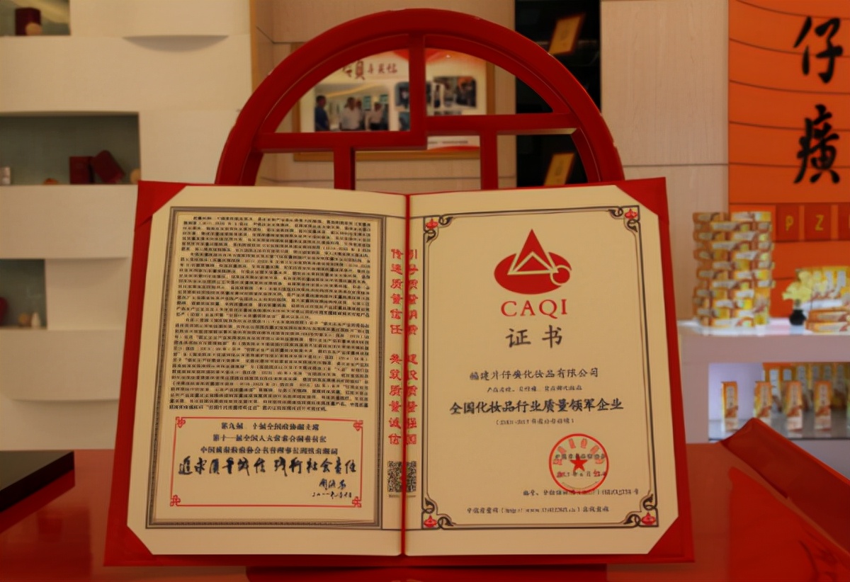 哪款面霜搭配有抗老提亮功效,可以提亮肤色紧致皮肤的面霜