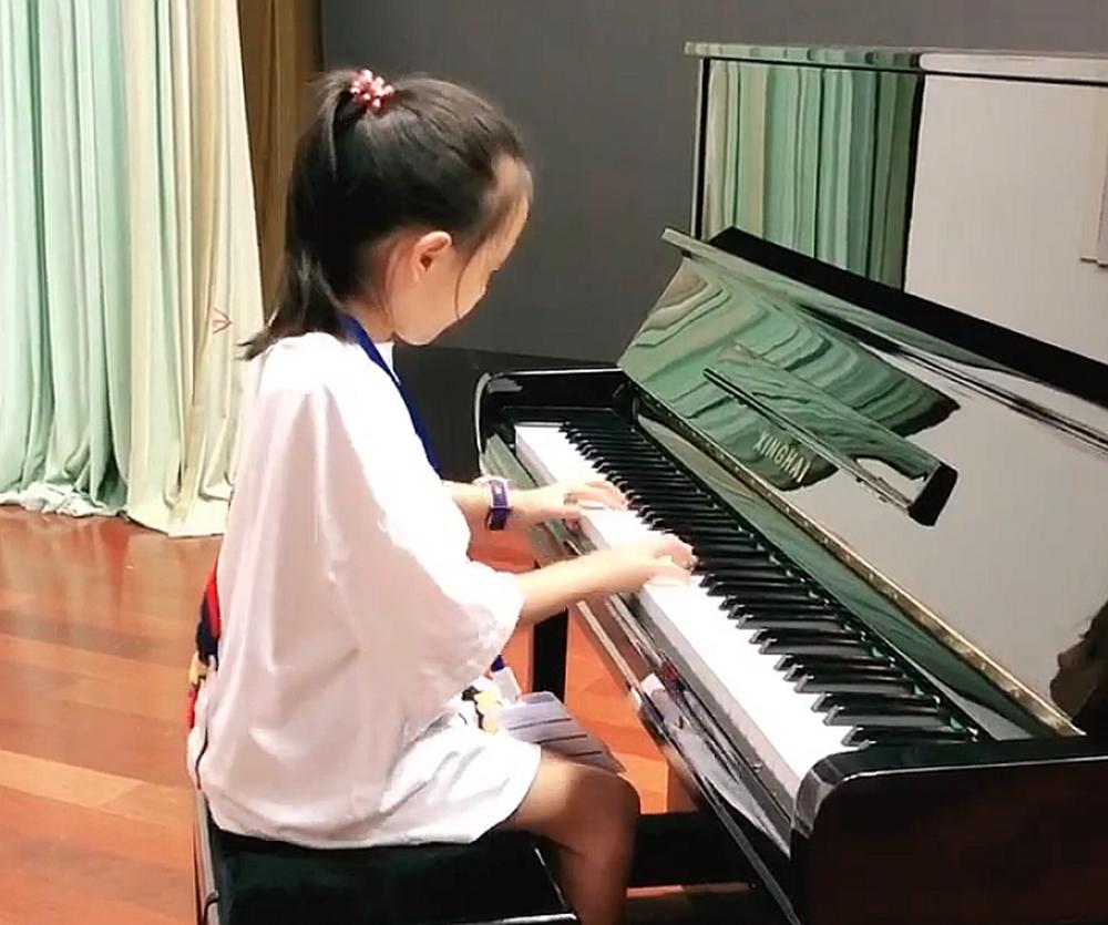 自律的孩子试卷笔迹,小学生作业字迹走红网络