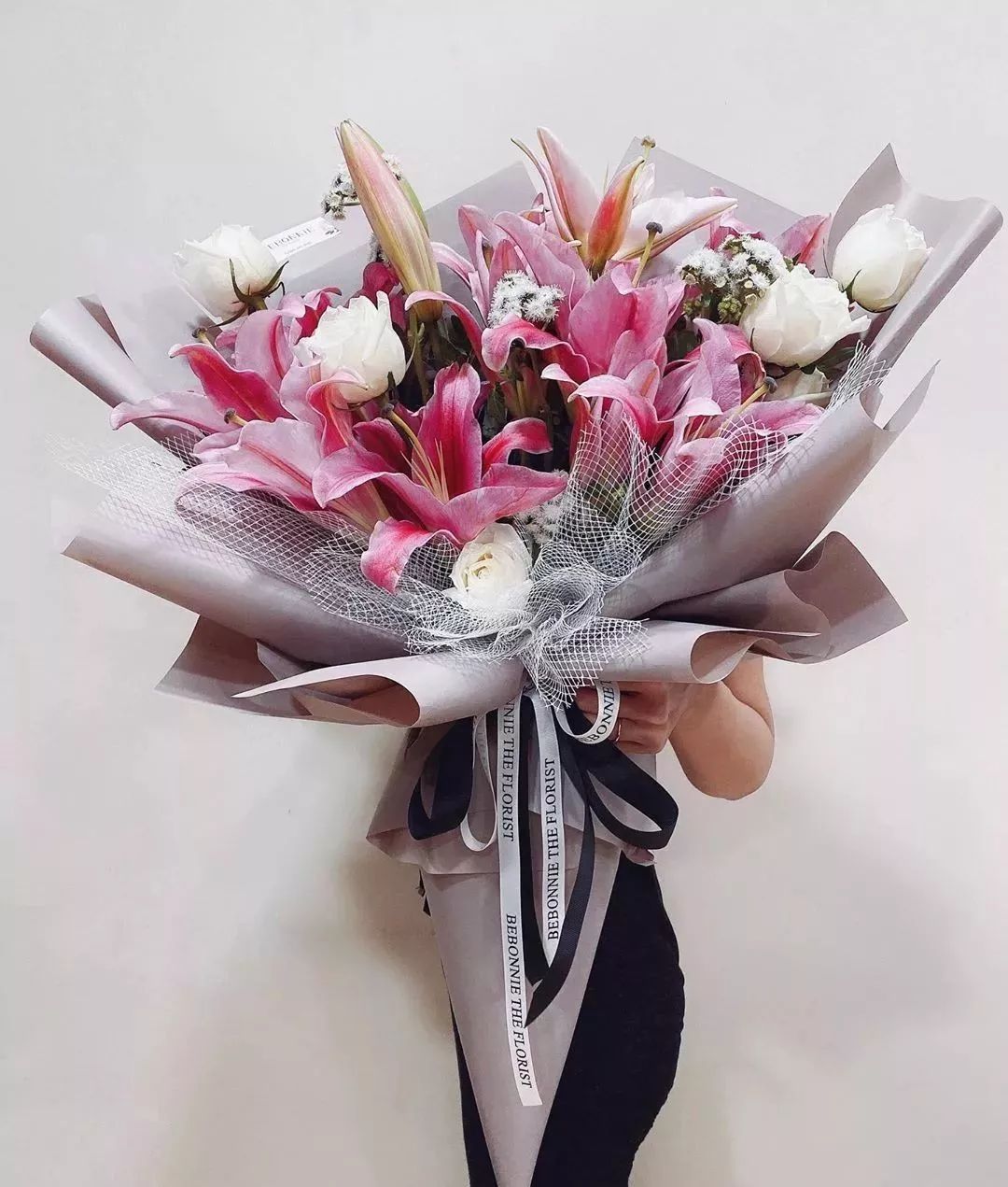 鲜花店日常换水整理花材,花要不要经常换水