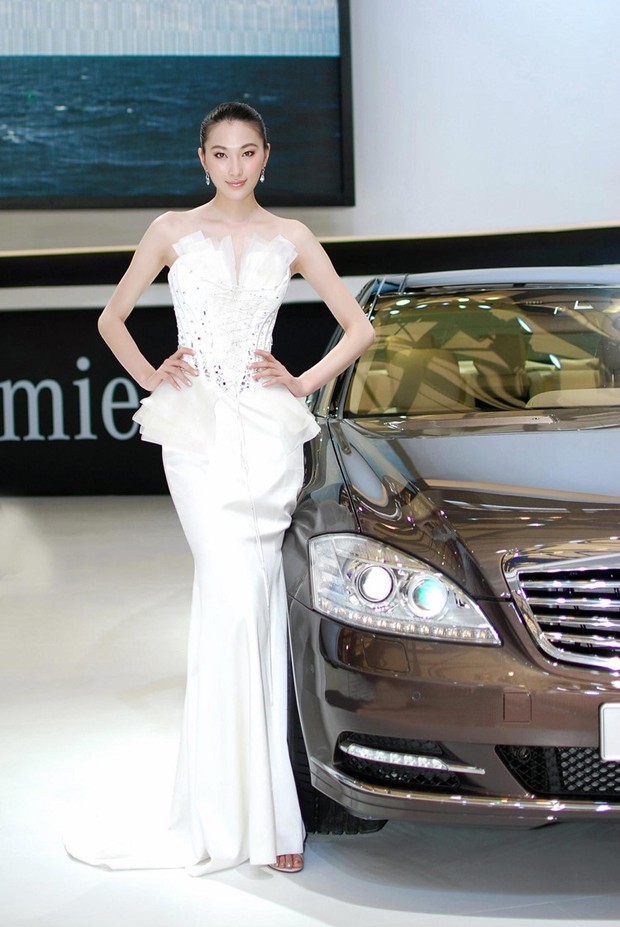 顶级豪车最美车模,宝马车模完美身材