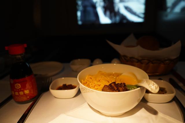 一杯敬故乡一杯敬远方下一句,一杯敬故乡一杯敬远方的歌名