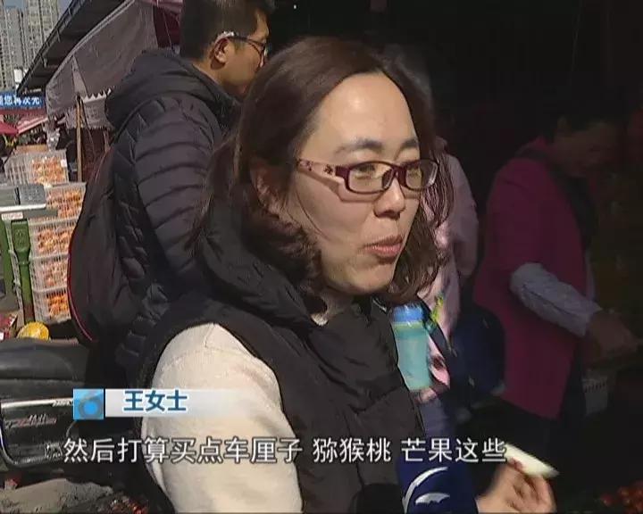 水果批发市场内堵车怎么解决,人多车多路上堵