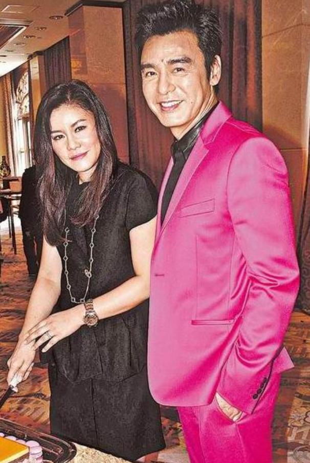 现在是章小蕙有钱还是钟镇涛有钱,钟镇涛和章小蕙到底欠多少钱