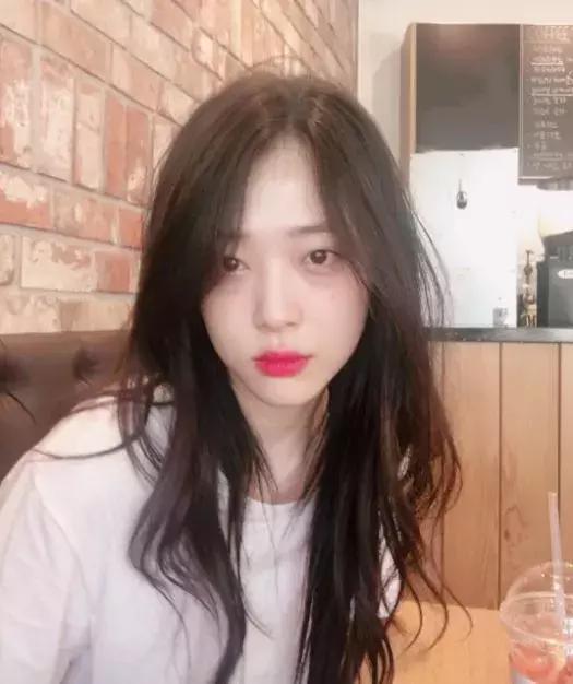 她骂脏话、拍性感床照、仙女人设崩塌，但人们依然爱她