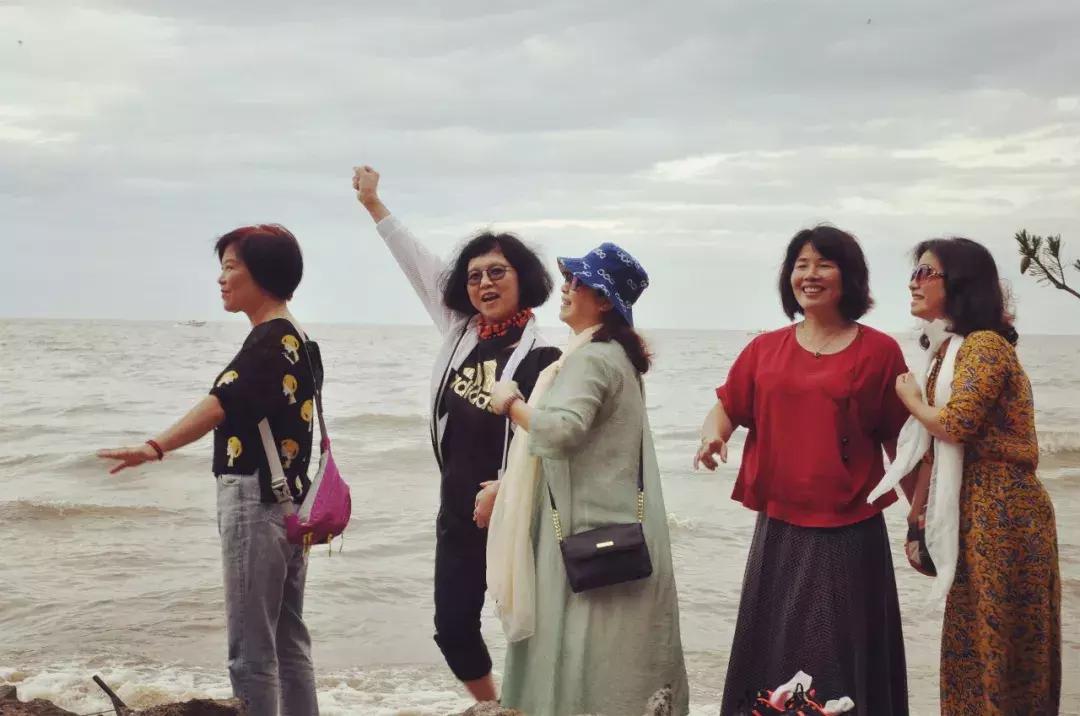 几个闺蜜自驾游的视频,一群闺蜜旅行视频