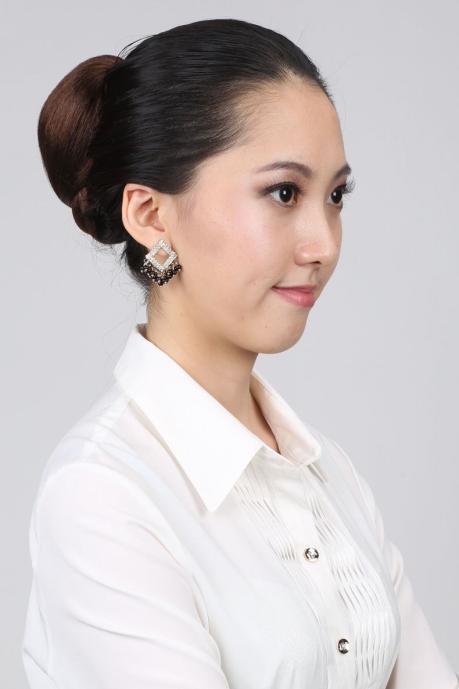 没见过世面的女生表现,面老女生适合什么发型