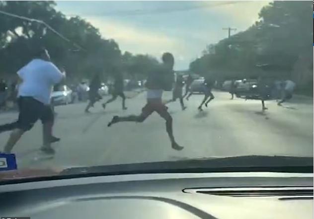 美国600人聚集在公园发生枪击案!警方:这是他们自找的