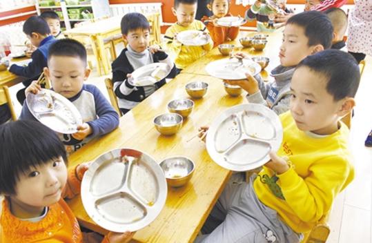 萌宝从幼儿园回来，说在饭菜里看到了大苍蝇，家长沟通后笑坏了