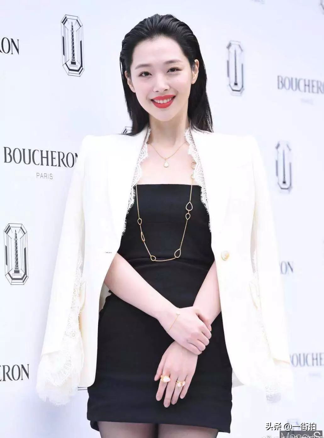 雪莉穿红西装,雪莉穿绿色吊带裙