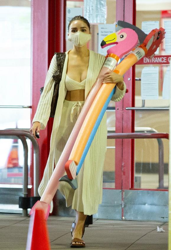 奥莉维亚·库尔普身穿长款条纹雪纺开衫，轻盈飘逸，仙气十足