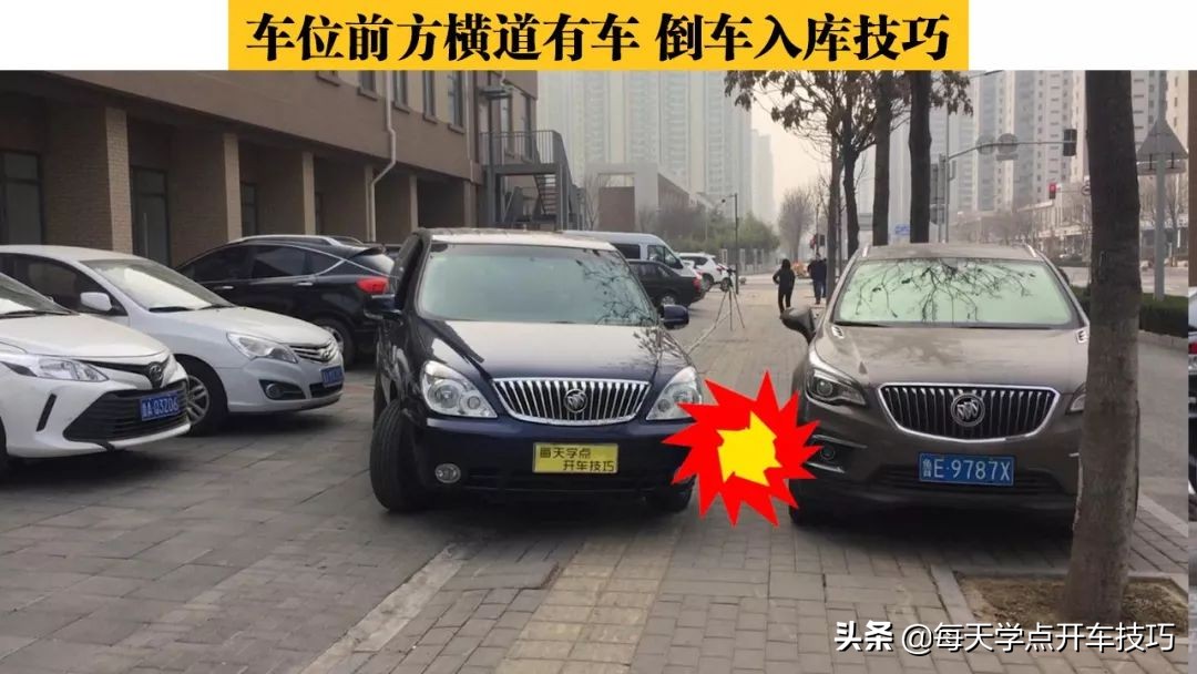 停车场单行道倒车入库技巧视频,路边车位倒车入右库绝招简单又快