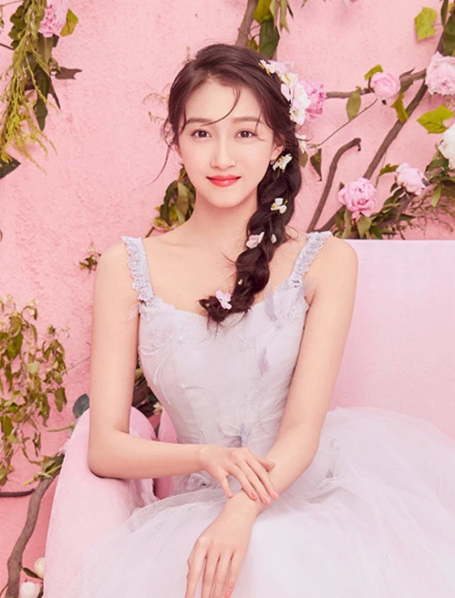 二十不惑关晓彤和志玲比较,林志玲关晓彤同一件穿搭