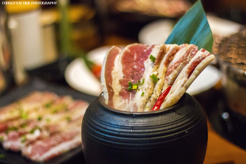 等待烤盘上的肉，就像是异地恋的情侣，看得见却吃不到